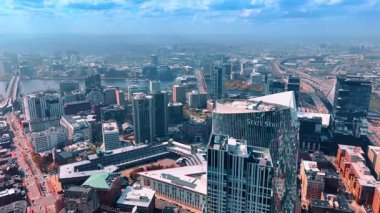 Modern Boston, Massachusetts 'in geniş manzarası, ABD sisle kaplı. Şehrin yukarısındaki drone görüntüleri nehrin üzerindeki köprüye yaklaşıyor..