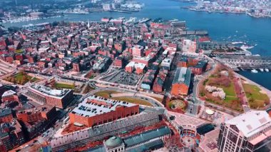 Nehrin rıhtımlı kıyılarında çok fazla yaşam var. Güneşli bir günde Boston manzarası. Massachusetts, ABD. Hava görünümü.