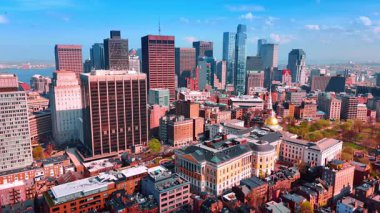 Boston, Massachusetts, ABD 'de modern şehir merkezinin çeşitli manzaraları. Düşük binaların üzerinde uçan gökdelenler grubundan uzaklık.