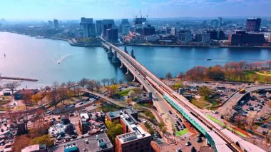 Trenler Charles Nehri üzerindeki Longfellow Köprüsü 'nden geçiyor. Birçok araba Boston, Massachusetts, ABD 'nin rıhtımındaki yollardan geçiyor. Hava görünümü.