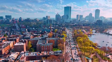 Bir sürü aracın geçtiği çok şeritli bir otoyol. Arka planda gökdelenler var. Boston, Massachusetts, ABD. Hava görünümü.