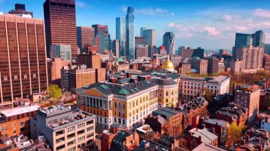 Güneş ışığı, Boston, Massachusetts, ABD 'nin çeşitli manzaralarını gösteriyordu. İnsansız hava aracı görüntüleri gökdelenler oluşturur.