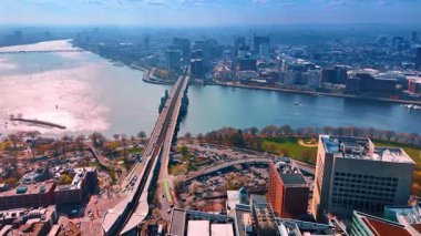 Charles Nehri üzerindeki Longfellow Köprüsü 'ne yaklaşıyoruz. Rıhtımdaki yollarda çok sayıda araba hareket ediyor. İnsansız hava aracı görüntüleri.