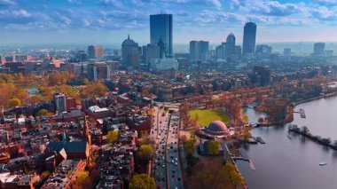 Sonbaharda Boston 'un parlak şehri boyunca uzanan işlek yolun üzerindeki görüntüler. Bulutlu gökyüzünün altında şehrin güzel manzarası.