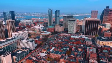 Modern Boston, Massachusetts, ABD 'nin muhteşem manzarası. Charles Nehri 'nin arka plandaki su manzarası. Hava görünümü.