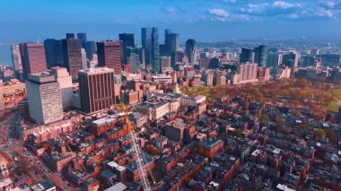 Gökdelenlerle inşa edilmiş Boston 'a yaklaşıyoruz. Şehrin eski tuğla binalarının üzerindeki insansız hava aracı görüntüleri..