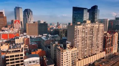 Modern Boston, Massachusetts, ABD şehir manzarası. Kalın sis arka planda şehri kaplıyor. Hava görünümü.
