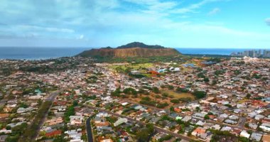 Honolulu, Oahu, Hawaii, ABD 'deki yerleşim alanının üzerinde uçuyor. Arkaplanda Diamond Head Krateri 'ne yaklaşıyoruz. Hava görünümü.