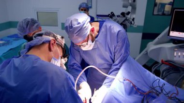 Tıbbi ekip beyin cerrahisi yapar. Doktorlar bir an için durur, birkaç kelime eder ve operasyona devam ederler..