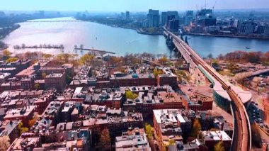 Charles Nehri ve Longfellow Köprüsü 'nün üzerindeki rıhtıma yaklaşıyoruz. Yollarda hareketli trafik varken Boston 'un göz kamaştırıcı güneşli manzarası. Hava görünümü.