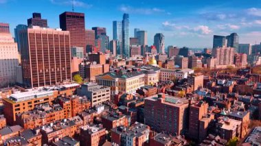 Modern Boston, Massachusetts, ABD 'nin çeşitli kentsel manzaraları. Şehir merkezindeki gökdelenler. Hava görünümü.