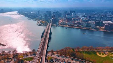 Sakin Charles Nehri 'nin yüzeyi güneşte çok güzel parlıyor. Longfellow Köprüsü 'nün üzerinde birkaç arabayla İHA uçuşu. Boston, Massachusetts, ABD.
