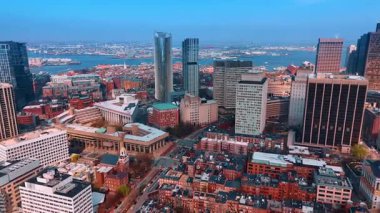Boston, Massachusetts, ABD 'nin engin manzarası. Charles Nehri ile bölünmüş muhteşem şehir manzarası.