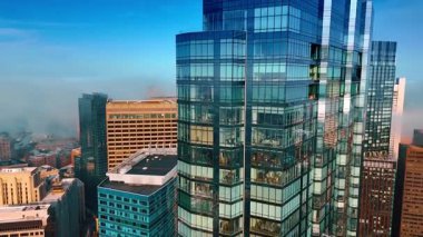 Modern cam ve metal kuleler. Boston, Massachusetts, ABD 'deki binaların üzerinden duman yükseliyor. Hava görünümü.