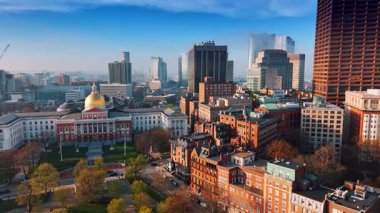 Güneşli bir günde modern Boston 'un güzel mimarisi. Massachusetts Eyalet Binası 'na yaklaşıyoruz. Hava görünümü.