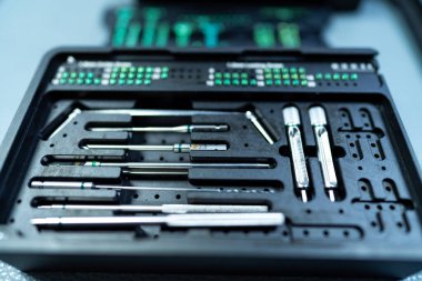 Düzgün düzenlenmiş alet çantası. Çeşitli görevler için çoklu el araçları, hassasiyet ve çeşitliliği gösteren siyah bir araç kiti içinde organize edilir.