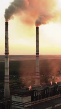 Bitki boruları atmosferi kirletir. Yüksek dumanlı hava aracı görüntüsü. Dikey video