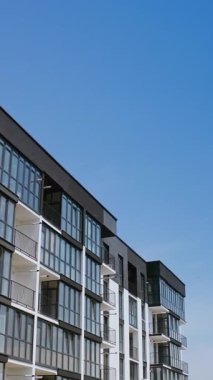 Modern kentsel yerleşim alanı. Apartman kompleksinin hava aracı görüntüsü. Dikey video