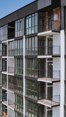 Apartman kompleksinin havadan görünüşü. Genç aileler için konut kompleksinin havadan görünüşü. Dikey video
