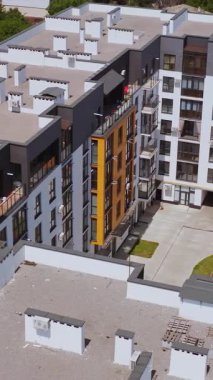 Lüks Apartman Binalarının Havadan Görünümü. Ön cephesinin renkli duvarları olan çağdaş bir apartman dairesi. Dikey video