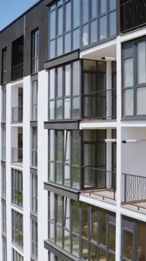 Apartman kompleksinin kentsel manzarası. Tipik çok katlı apartman manzarası. Dikey video