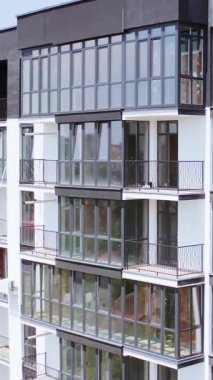 Çok katlı apartmanlar. Yeni çok katlı apartmanın dış cephesi. Dikey video