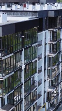 Standart dairenin insansız hava aracı görüntüsü. Çok katlı binalarla şehrin havadan görünüşü. Dikey video