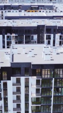 Apartman manzaralı. Tipik çok katlı apartman kompleksinin insansız hava aracı görüntüsü. Dikey video