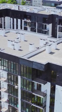 Yeni Şehir Apartmanı Manzarası. Mahallenin yerleşim alanındaki hava manzarası. Dikey video