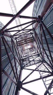 Endüstriyel fabrikanın metal kuleleri modern tarım fabrikasının çelik inşaatı ve gökyüzünde tahıl asansörleri. Dikey video