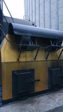 Alternatif yakıt kullanan endüstriyel bir soba. Alternatif yakıtlar kullanan endüstriyel bir fırın, çevre dostu yenilenebilir. Dikey video