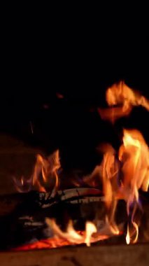 Şöminede ateş yanıyor. Şöminedeki sıcacık ateşi kapat. Dikey video