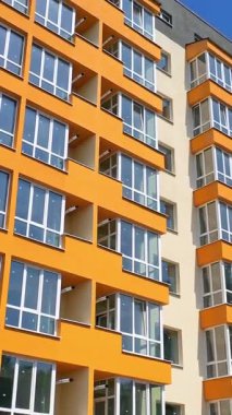 Yeni modern apartman. Yeni şehir merkezinin çok katlı apartmanının hava manzarası. Dikey video