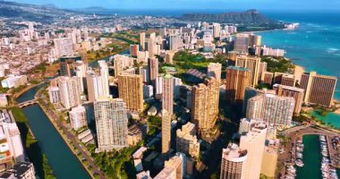 Güzel Waikiki 'nin güneşli manzarası. Arkaplanda Diamond Head Krateri olan Honolulu Panorama, Hawaii, ABD. Hava görünümü.