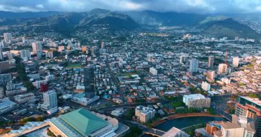 Honolulu, Hawaii, ABD manzarası üzerinde insansız hava aracı uçuşu. Bulutlarla çevrili yemyeşil dağlara,.