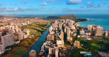 Honolulu, Hawaii, ABD 'deki Waikiki tatil köyünün üzerinde gün batımı. Güzel Diamond Head Krateri arka planda. Hava görünümü.