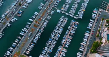 Yat kulübündeki rıhtımda sayısız yat var. Waikiki rıhtımındaki teknelerin üst görüntüsü..