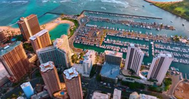 Waikiki 'deki gökdelenlerin tepesine bak. Rıhtımdaki demirlemede sayısız yat var. Honolulu, Hawaii, ABD.