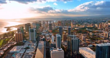 Waikiki, Honolulu, Hawaii, ABD 'nin çarpıcı manzarasının üzerindeki görüntüler. Gün batımında şehir manzarası.