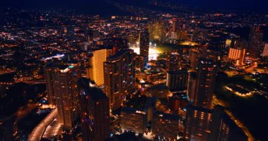 Geceleri modern, hareketli bir şehrin nefes kesici manzarası. Honolulu, Hawaii, ABD 'nin göz kamaştırıcı aydınlığı. Hava görünümü.