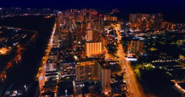 Modern şehir gece hayatının nefes kesici manzarası. Çok güzel aydınlatılmış Waikiki, Honolulu, Hawaii, ABD. Hava görünümü.