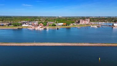 Markermmer Gölü 'nün güzel bir rıhtımına yaklaşıyoruz, Lelystad, Hollanda. Batavia Müzesi 'ndeki büyük gemi Batavialand rıhtımda. Hava görünümü.