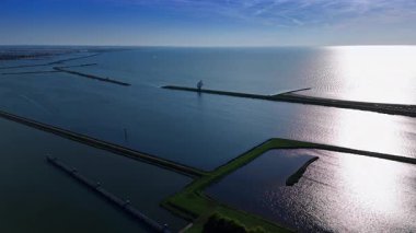 Uçsuz bucaksız huzurlu sularda barajlar. Hollanda, Lelystad 'daki rıhtımlar hava perspektifinden.