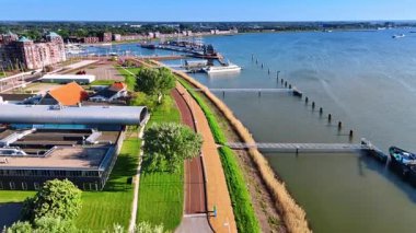 Markermmer Gölü 'nün kıyısı boyunca ilerleyen Lelystad, Hollanda. Yatlar ve tekneler arka plandaki rıhtımda. Hava görünümü.