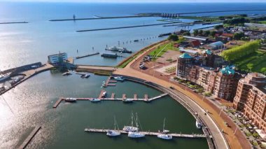 Hollanda, Lelystad 'ın muhteşem kıyıları. Birkaç teknesi ve güzel şehir manzarası olan harika bir marina. Hava görünümü.