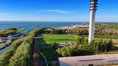 Hollanda, Lelystad 'daki telekom kulesine yaklaşan görüntüler. Arka planda yat kulübü olan harika bir marina. Hava perspektifi.