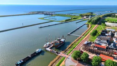 Batavialand Müzesi 'ndeki VOC gemisi Batavia' nın yeniden inşasında yüksek açılı görüntü. Su birikintileri ve kanallarla muhteşem bir manzara. Lelystad, Hollanda.