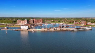 Demir atmış eski moda gemilerle rıhtıma yaklaşıyoruz. Lelystad, Hollanda 'daki Batavialand Müzesi. Hava görünümü.