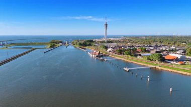 Markermmer Gölü, Lelystad, Hollanda 'daki hendekler Marina' nın çevresini sardı. Müze Batavialand ve Telekom Kulesi 'nin hava görüntüsü.