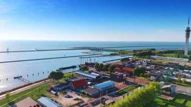 Batavia Müzesi 'ndeki Batavialand gemisinin yeniden inşasına yaklaşıyoruz. Hollanda, Lelystad 'daki göl kıyısında insansız hava aracı uçuşu..